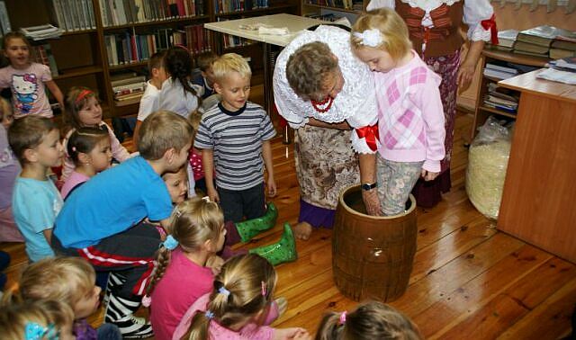 Radlin: tradycyjne, wspólne kiszenie kapusty w bibliotece [ZDJĘCIA]