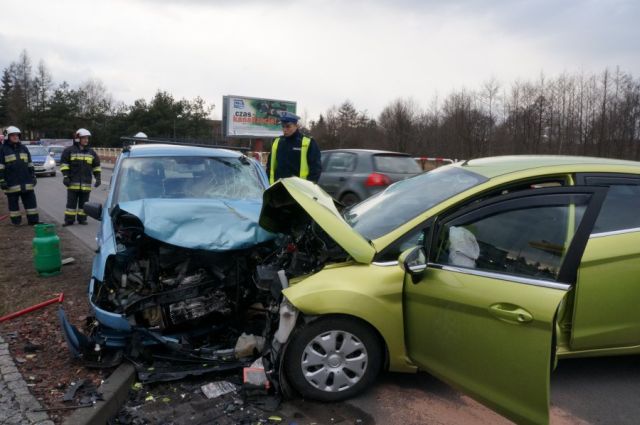 Połomia: 22-latek zasnął za kierownicą. Doprowadził do zderzenia czołowego