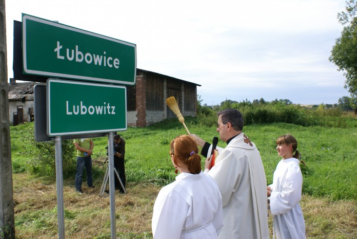 Na zdjęciu poświęcenie dwujęzycznych tablic w miejscowości Łubowice w 2008 roku.